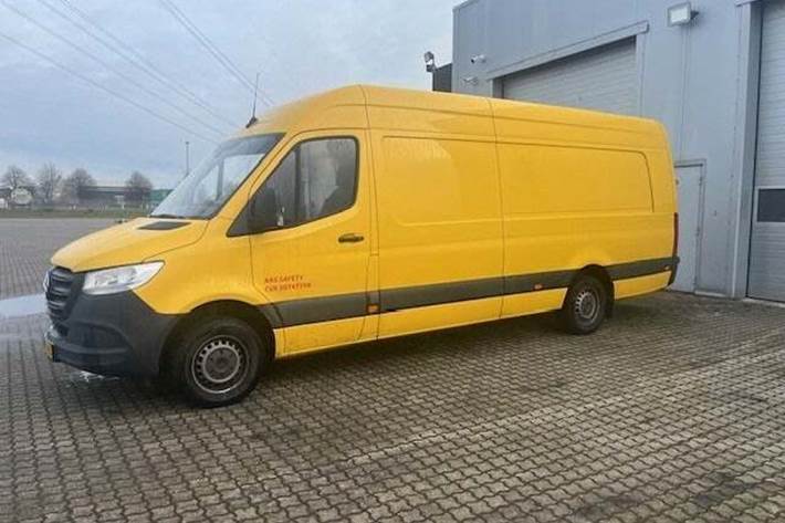Gul Mercedes Sprinter 317 fra 2022