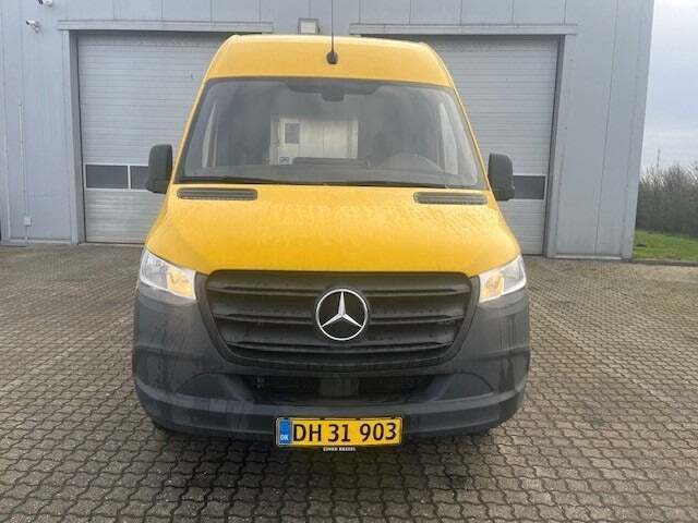 Gul Mercedes Sprinter 317 fra 2022