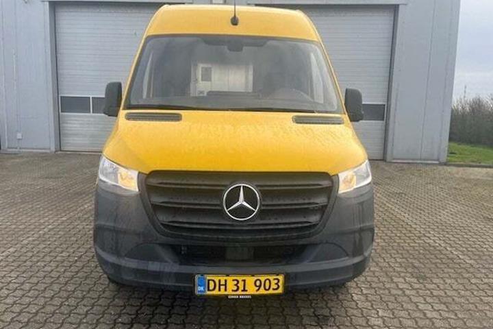 Gul Mercedes Sprinter 317 fra 2022