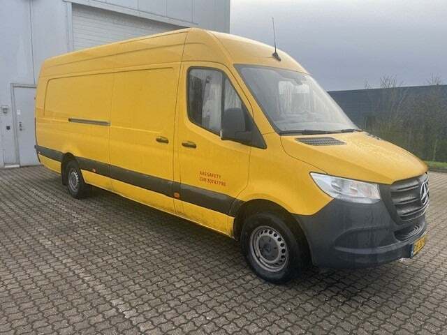 Gul Mercedes Sprinter 317 fra 2022