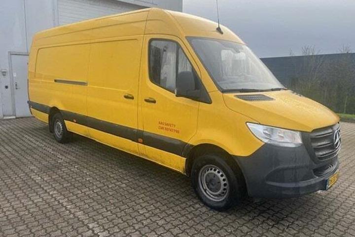 Gul Mercedes Sprinter 317 fra 2022