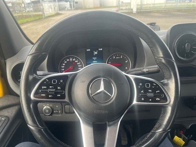 Gul Mercedes Sprinter 317 fra 2022
