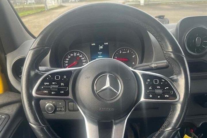 Gul Mercedes Sprinter 317 fra 2022