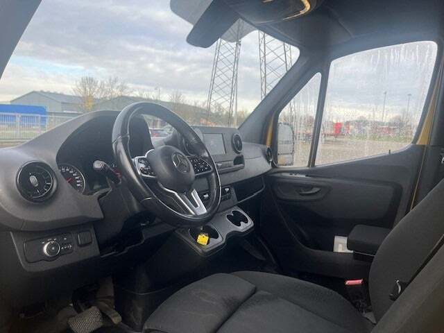 Gul Mercedes Sprinter 317 fra 2022