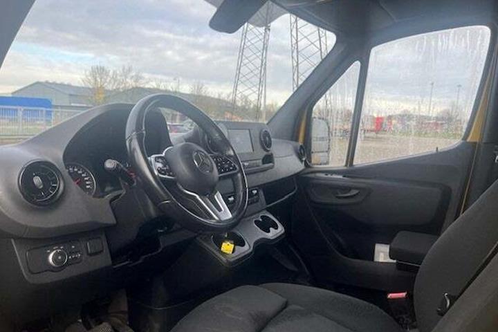 Gul Mercedes Sprinter 317 fra 2022