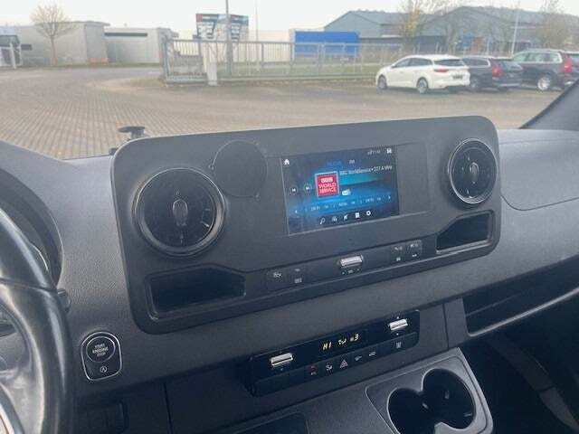 Gul Mercedes Sprinter 317 fra 2022