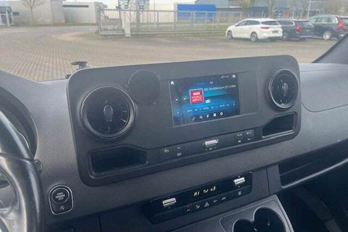 Gul Mercedes Sprinter 317 fra 2022