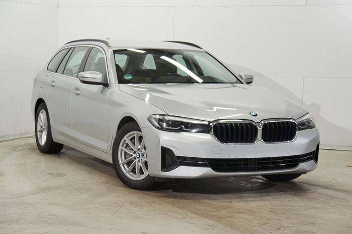 Sølv BMW 530d fra 2021 set udefra