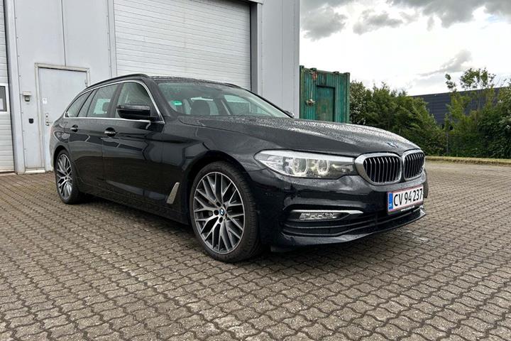 Sort BMW 525d fra 2017 set udefra