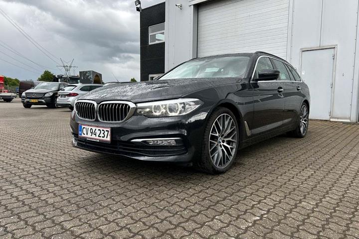 Sort BMW 525d fra 2017 set udefra