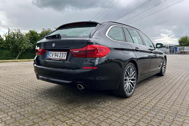 Sort BMW 525d fra 2017 set udefra