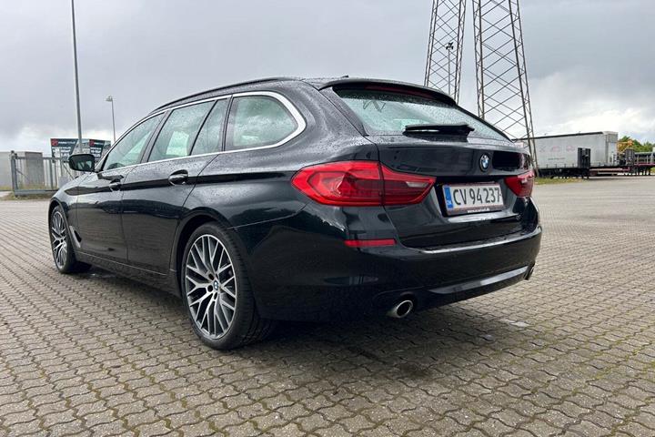 Sort BMW 525d fra 2017 set udefra