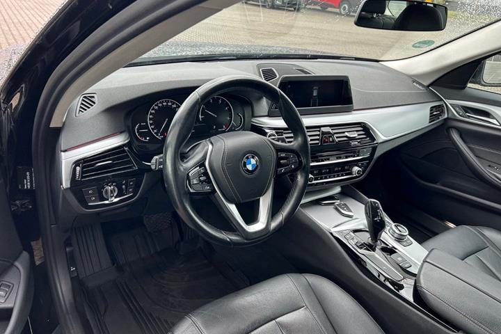 Sort BMW 525d fra 2017 set indefra