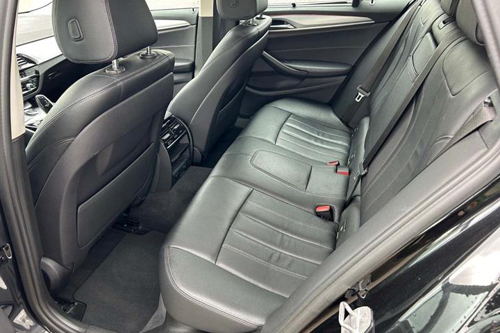 Sort BMW 525d fra 2017 set indefra