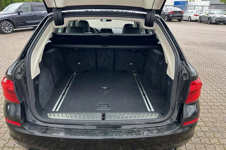 Sort BMW 525d fra 2017 set indefra