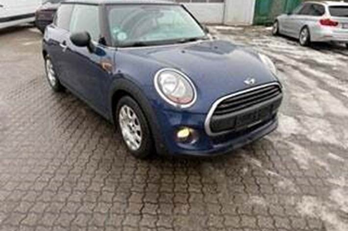 Blå Mini One fra 2017 set udefra