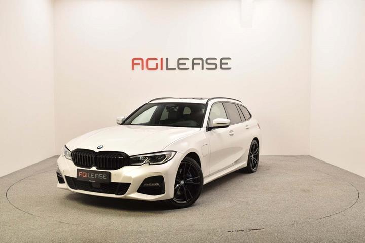 Hvid BMW 330e fra 2020 set udefra
