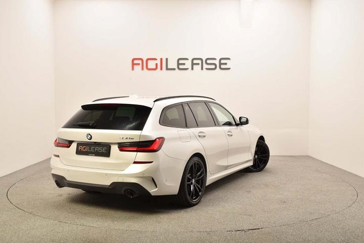 Hvid BMW 330e fra 2020