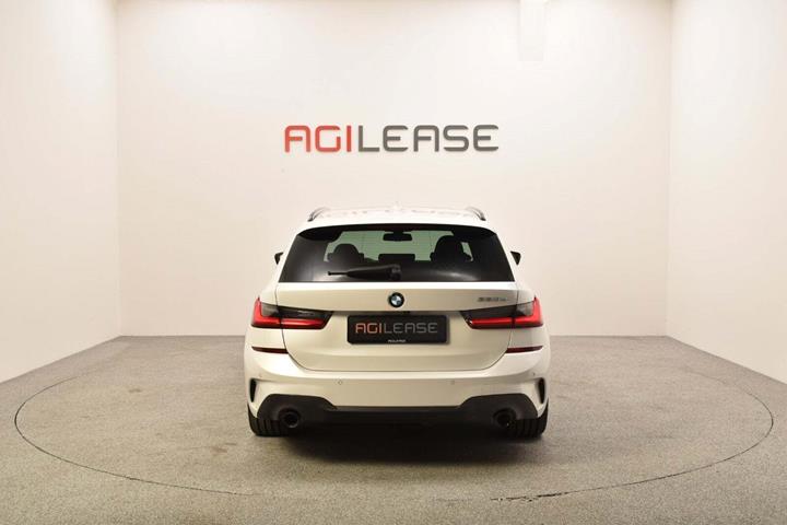 Hvid BMW 330e fra 2020