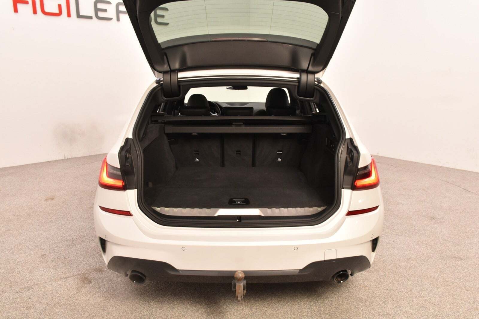 Hvid BMW 330e fra 2020