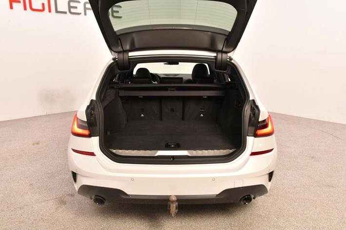 Hvid BMW 330e fra 2020