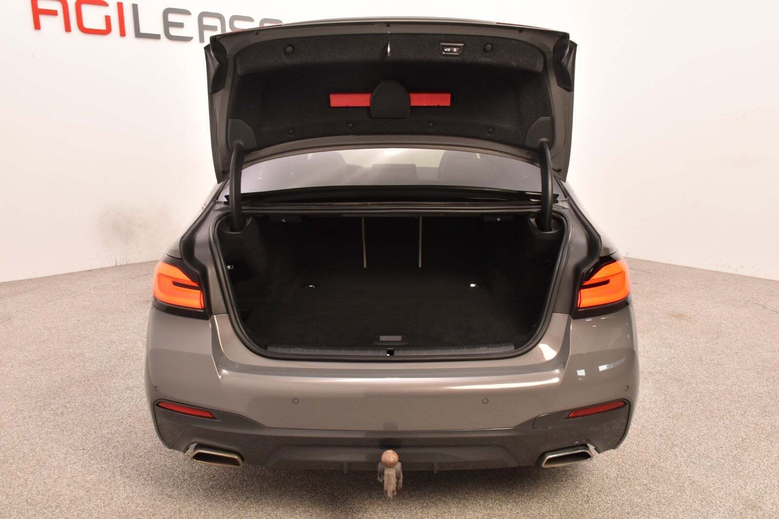 Grå BMW 545e fra 2021