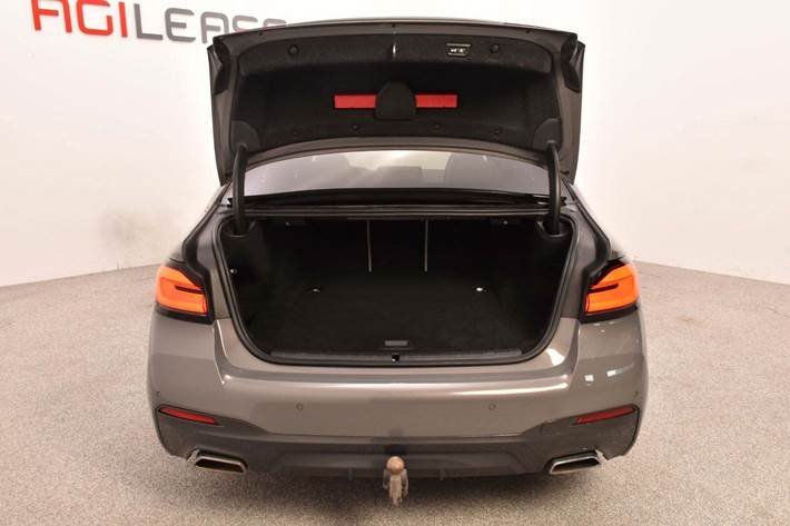 Grå BMW 545e fra 2021