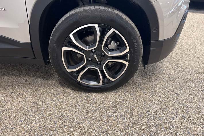 Orange Jeep Avenger fra 2025