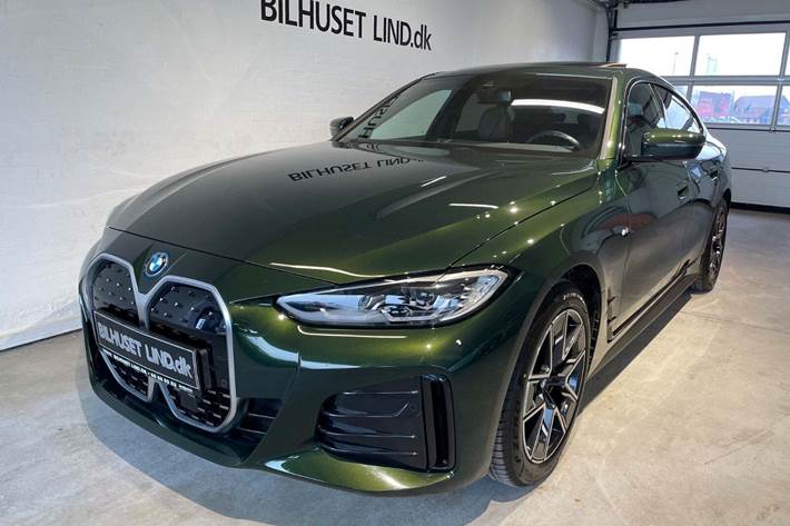 Grøn BMW i4 fra 2024 set udefra