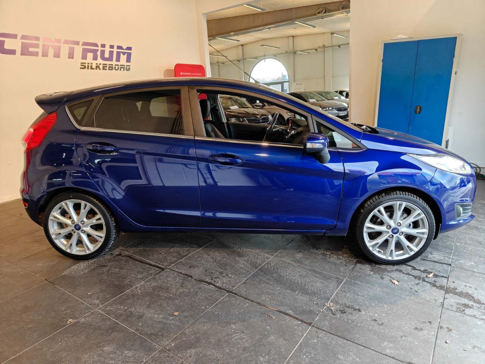 Blå Ford Fiesta fra 2016