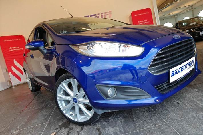 Blå Ford Fiesta fra 2016