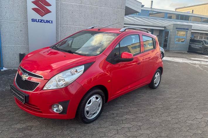 Rød Chevrolet Spark fra 2010 set udefra