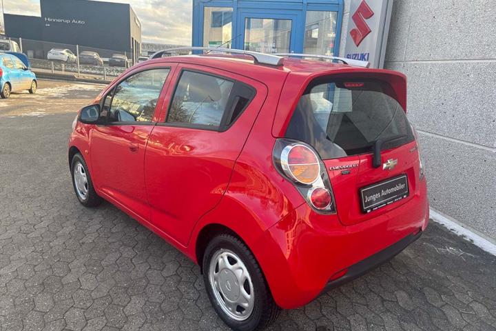 Rød Chevrolet Spark fra 2010
