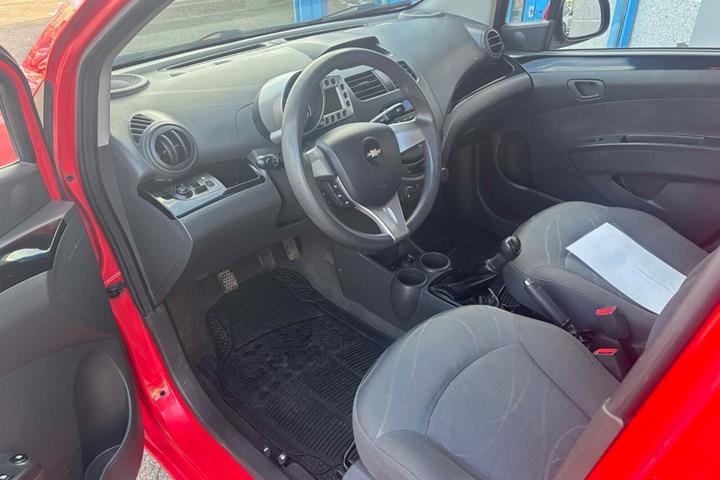 Rød Chevrolet Spark fra 2010