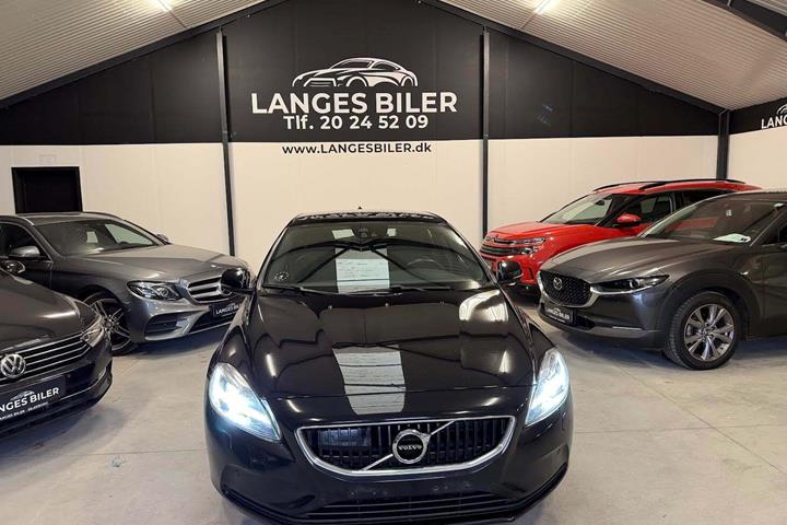 Sort Volvo V40 fra 2017 set udefra
