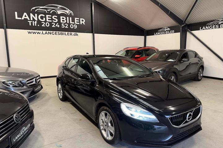 Sort Volvo V40 fra 2017 set udefra