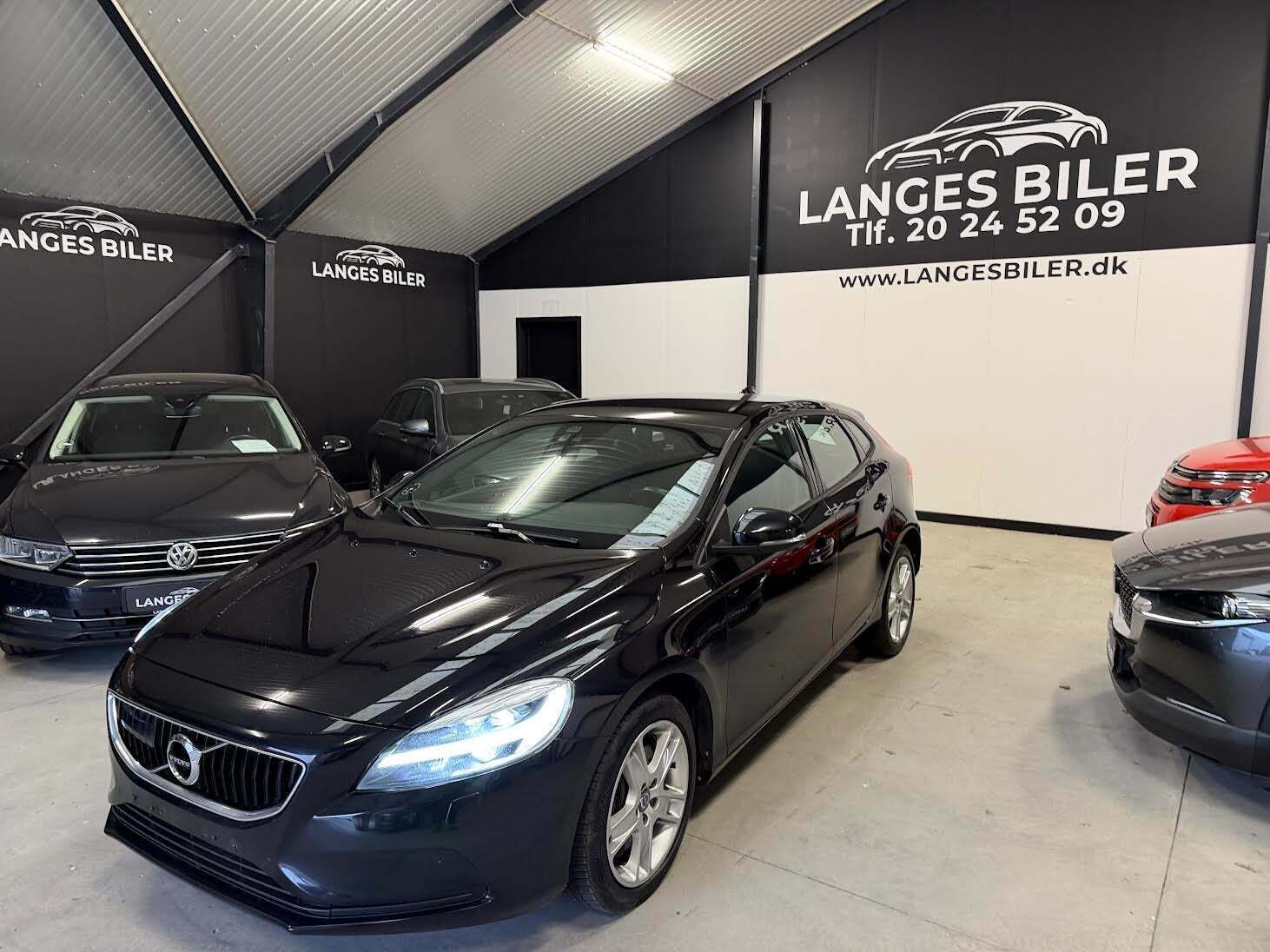Sort Volvo V40 fra 2017 set udefra