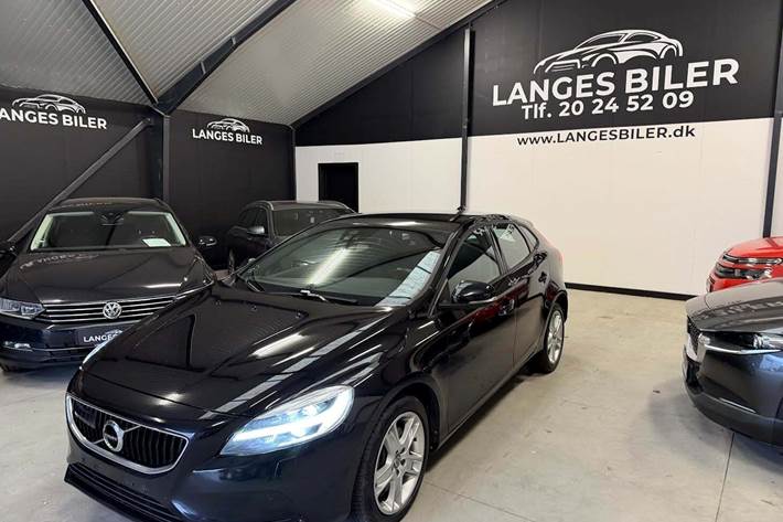 Sort Volvo V40 fra 2017 set udefra