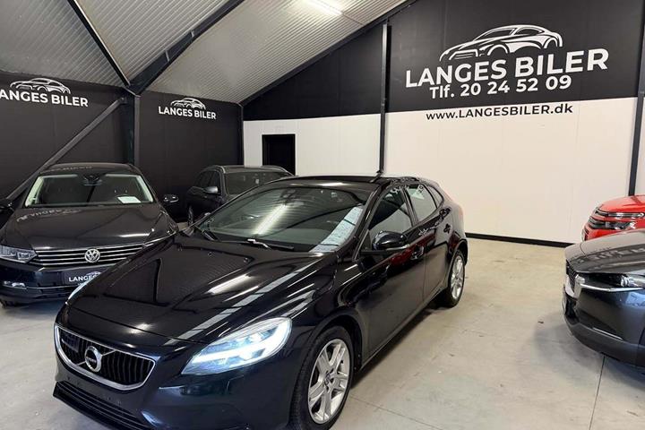 Sort Volvo V40 fra 2017 set udefra
