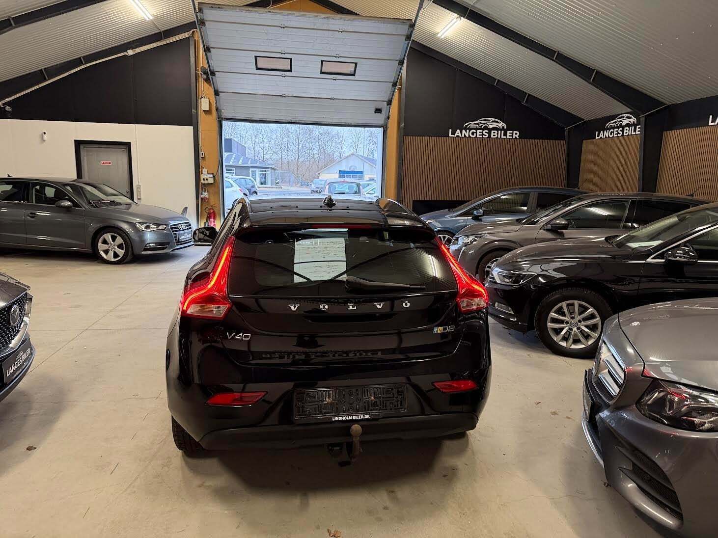 Sort Volvo V40 fra 2017 set udefra