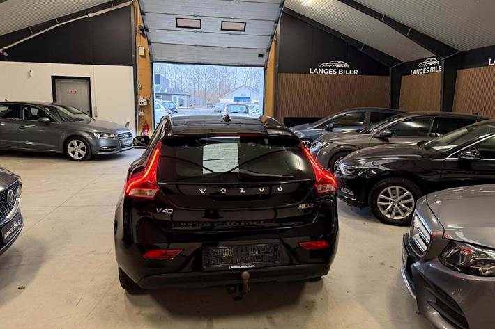 Sort Volvo V40 fra 2017 set udefra