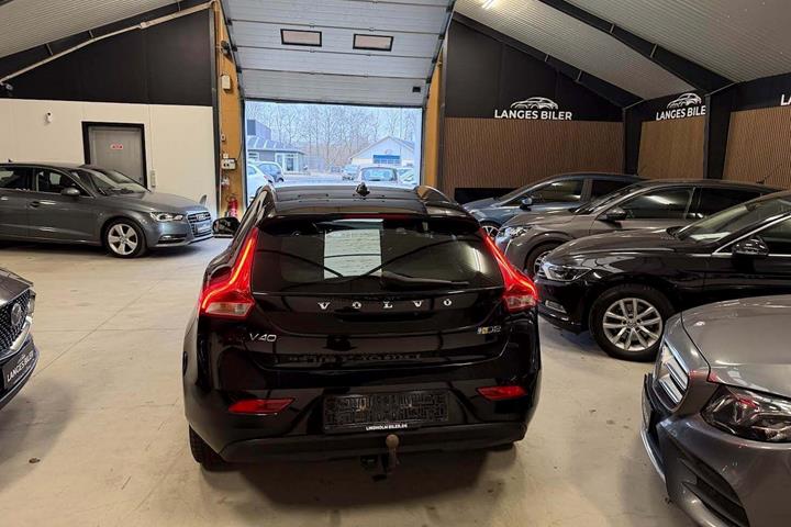 Sort Volvo V40 fra 2017 set udefra
