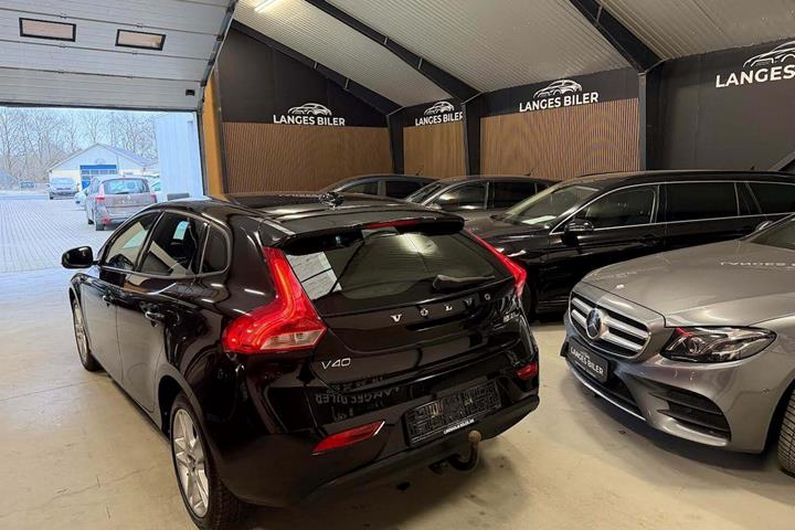 Sort Volvo V40 fra 2017 set udefra