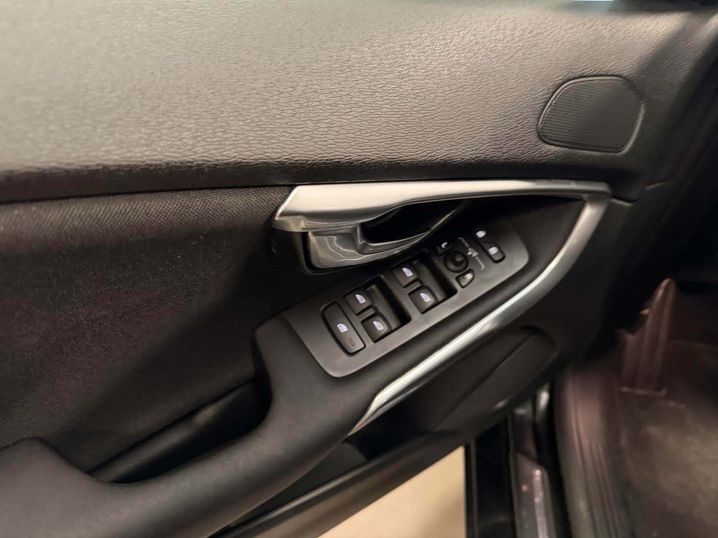 Sort Volvo V40 fra 2017 set indefra