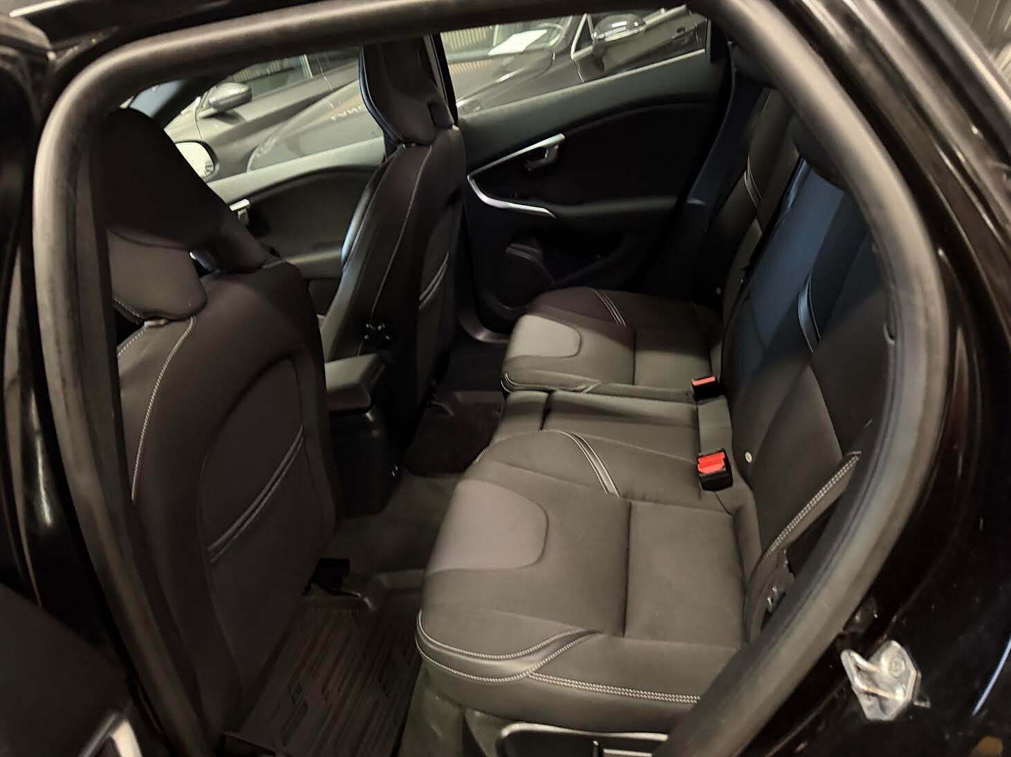 Sort Volvo V40 fra 2017 set indefra