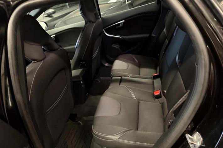 Sort Volvo V40 fra 2017 set indefra