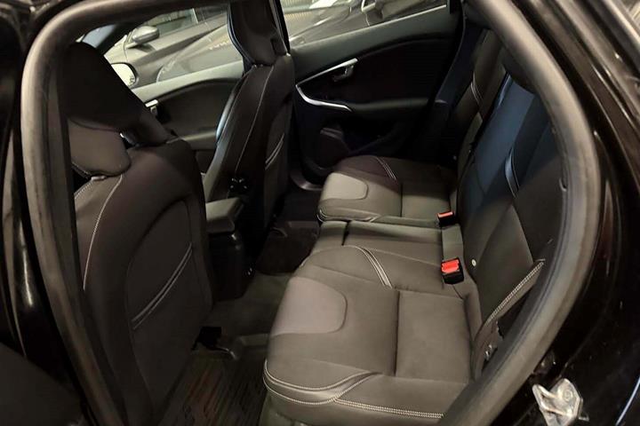 Sort Volvo V40 fra 2017 set indefra