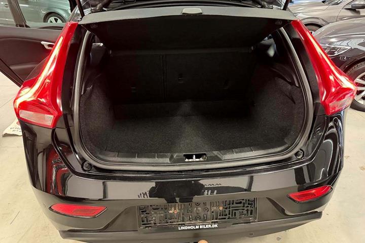 Sort Volvo V40 fra 2017 set indefra