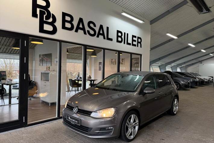 Grå VW Golf VII fra 2014