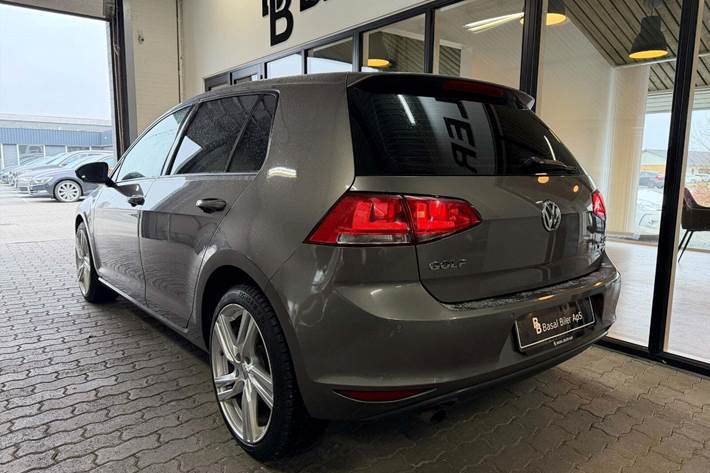 Grå VW Golf VII fra 2014